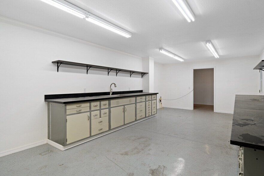 More Photos Of 1174 Plaza Pl, Inverness Industrial For Lease