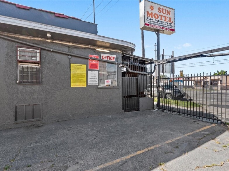 More Photos Of 10914 S Figueroa St, Los Angeles Hotel For Sale