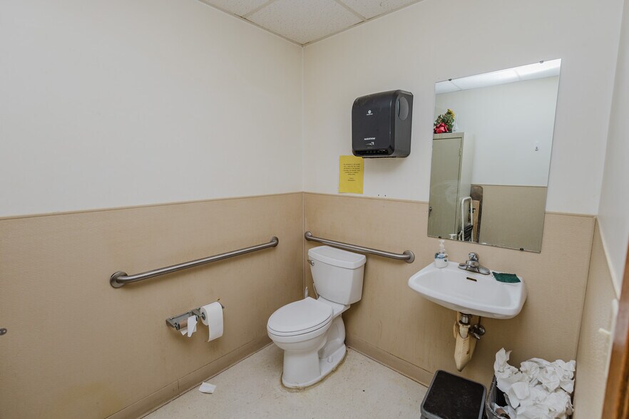 More Photos Of 2555 N Market St, Wichita Auto Repair For Sale