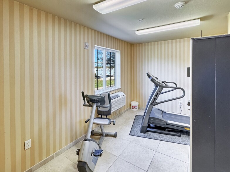 More Photos Of 1515 Planeview Dr, Oshkosh Hotel For Sale