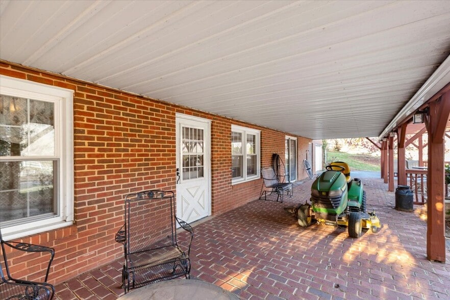 More Photos Of 1356 Coopers Cove Rd, Hardy Specialty For Sale