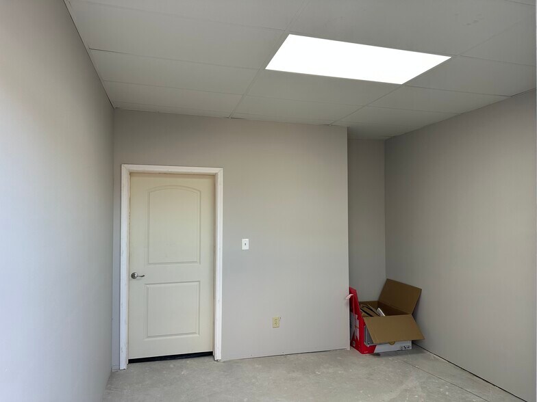 More Photos Of 9525 Boone, Houston Light Distribution For Lease