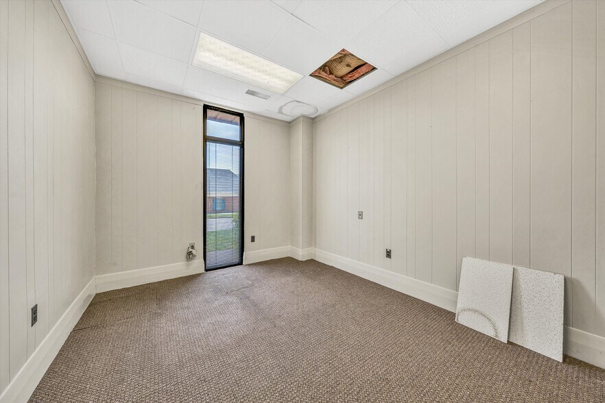 More Photos Of 1930 Braeburn Dr, Salem Medical For Sale