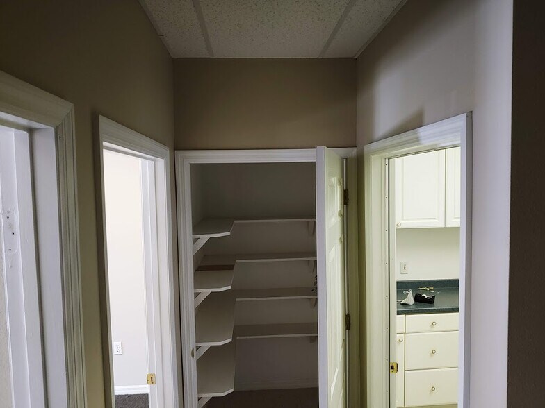 More Photos Of 8909 Regents Park Dr, Tampa Office Residential For Lease