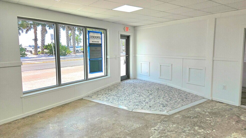 More Photos Of 103 Gulf Dr N, Bradenton Beach General Retail For Lease