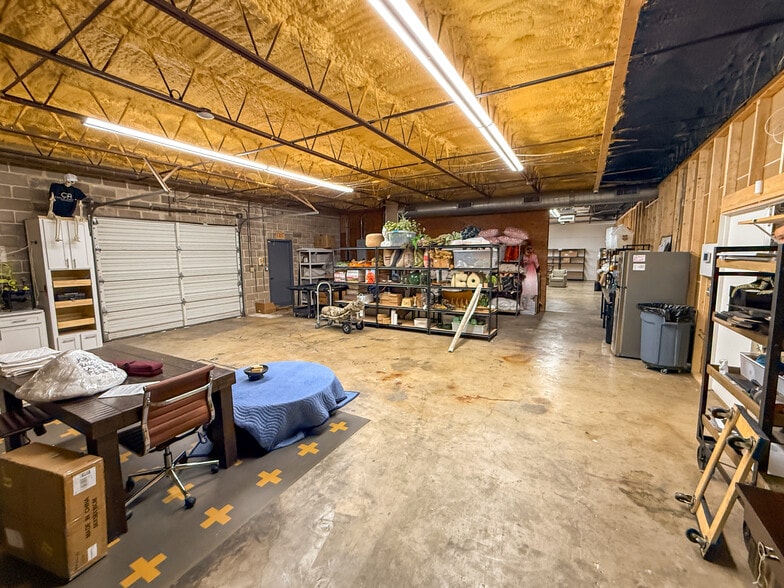 More Photos Of 12131-12137 Valliant St, San Antonio Showroom For Sale