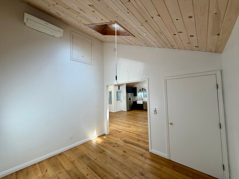 More Photos Of 798 Main St, Venice Storefront Retail Office For Lease