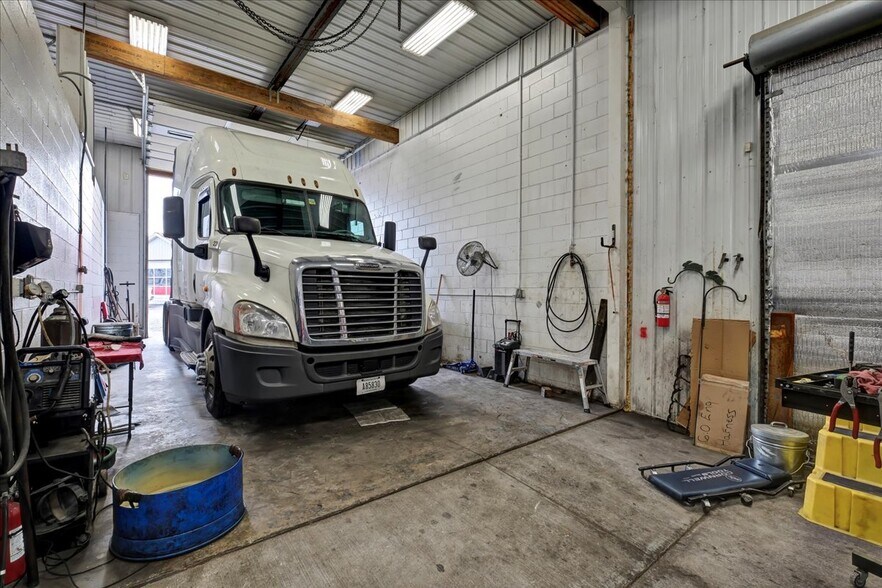 More Photos Of 133 W Blue Lick Rd, Shepherdsville Auto Repair For Sale