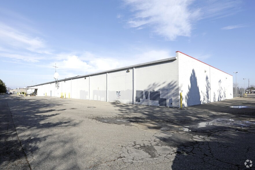 More Photos Of 41701-41941 Garfield Rd, Clinton Township Unknown For Lease