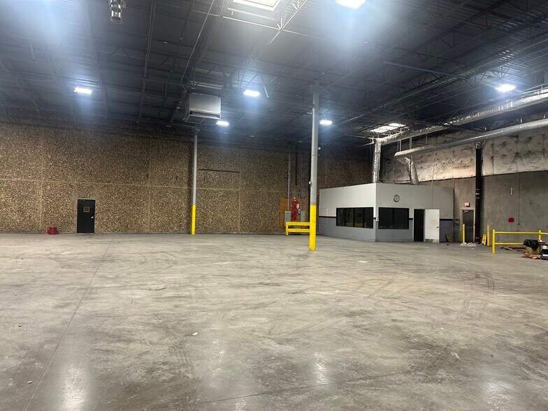 More Photos Of 2323 McDaniel Dr, Carrollton Distribution For Lease