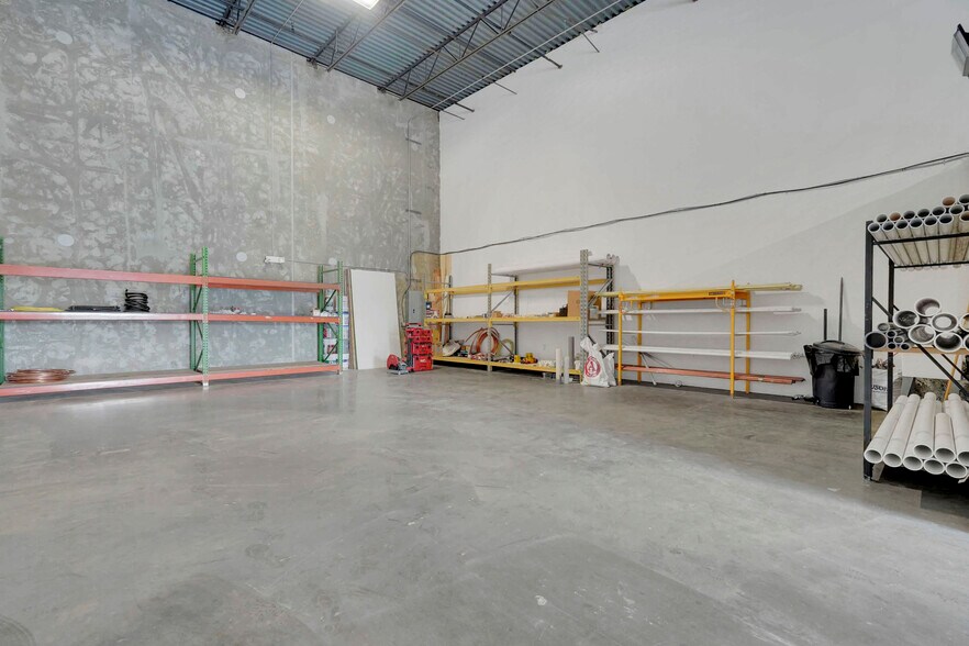 More Photos Of 9201-9373 Mike Garcia Dr, Manassas Warehouse For Lease