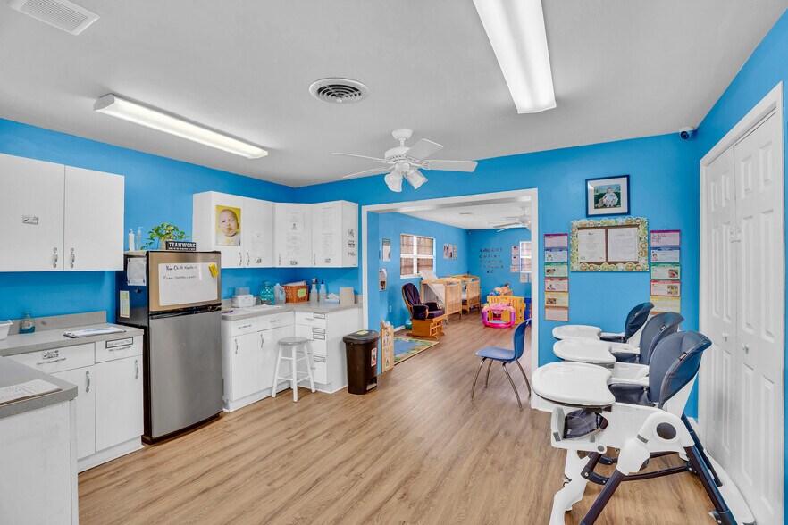 More Photos Of 1285 6th Ave, Vero Beach General Retail For Sale