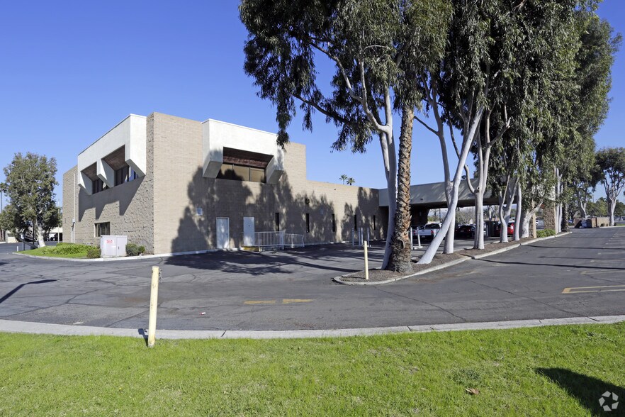 More Photos Of 5295 Arlington Ave, Riverside Bank For Lease