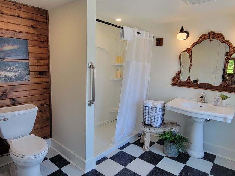 More Photos Of 110 Mc Lean Ave, Cotter Hotel For Sale