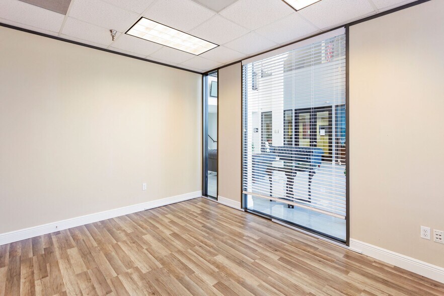 More Photos Of 14905 Southwest Fwy, Sugar Land Office For Lease