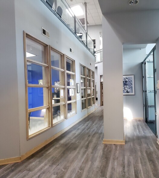 More Photos Of 1005 S Central Ave, Los Angeles Showroom For Lease