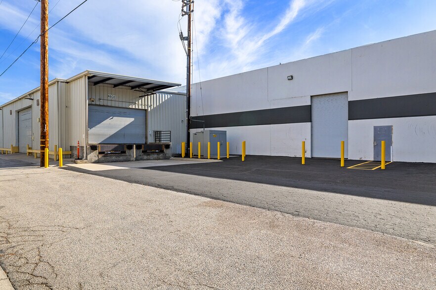 More Photos Of 21329 Nordhoff St, Chatsworth Distribution For Lease