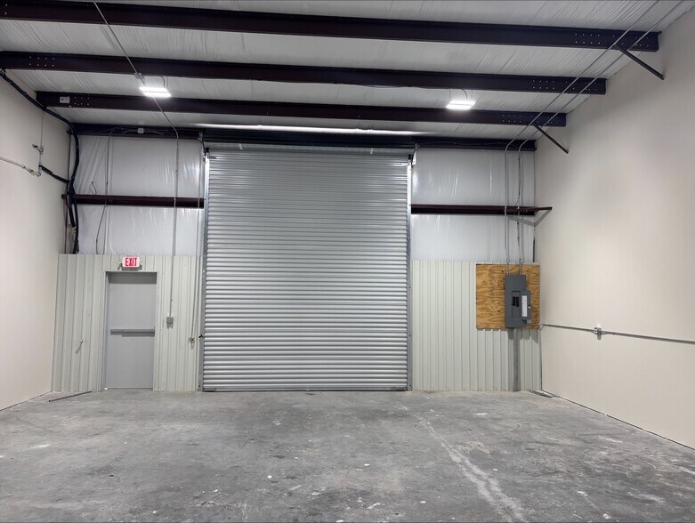 More Photos Of 1850 W Henderson Rd, Angleton Unknown For Lease