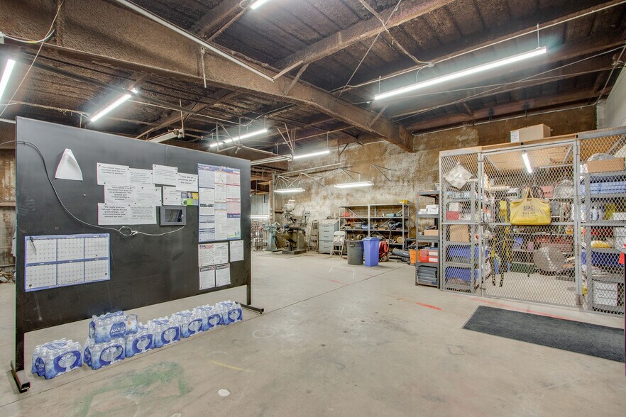 More Photos Of 120 Confederate Dr, Franklin Manufacturing For Sale