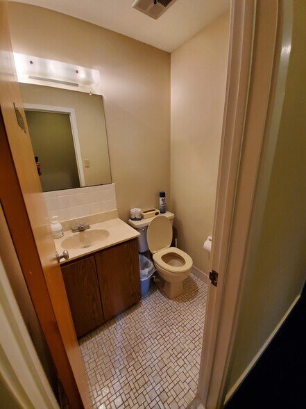 More Photos Of 920 Lawn Ave, Sellersville Medical For Sale