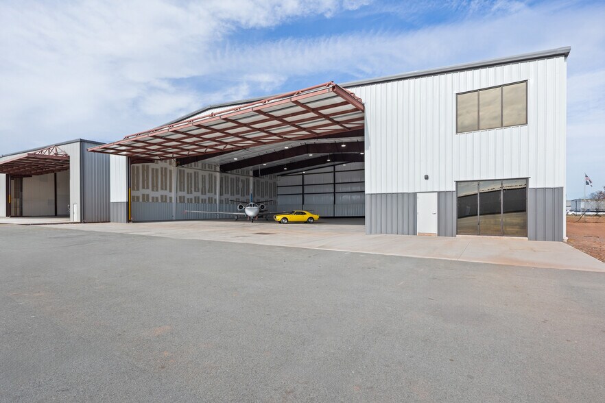 More Photos Of 700 Rod Sullivan Rd, Sanford Airplane Hangar For Lease