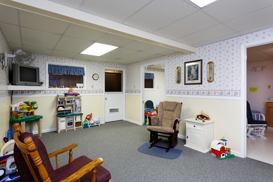 More Photos Of 305 W Columbia St, Farmington Religious Facility For Sale