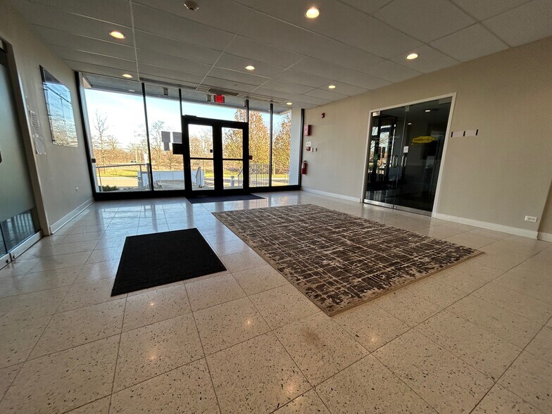 More Photos Of 3500 Western Ave, Highland Park Loft Creative Space For Lease