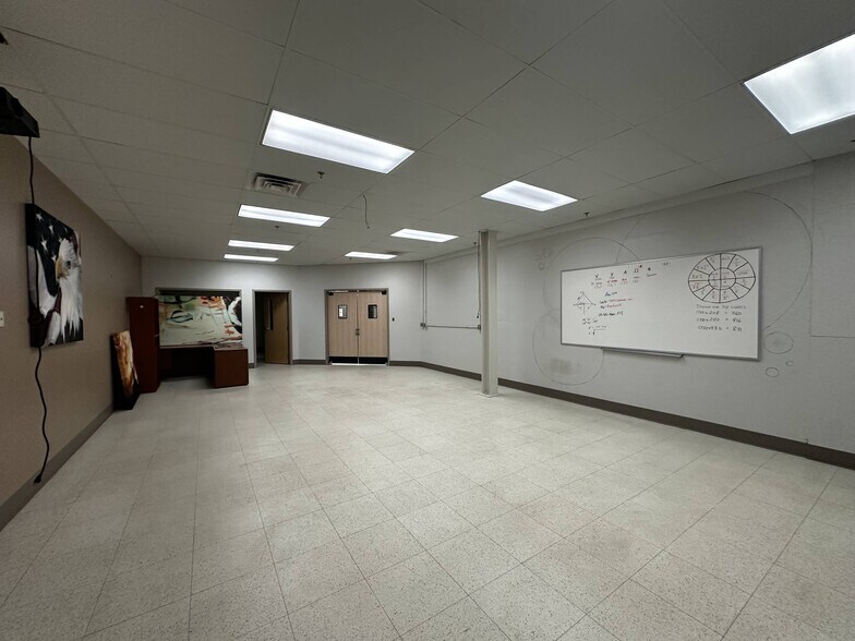 More Photos Of 400-500 Grand Ave, Joplin Office For Lease