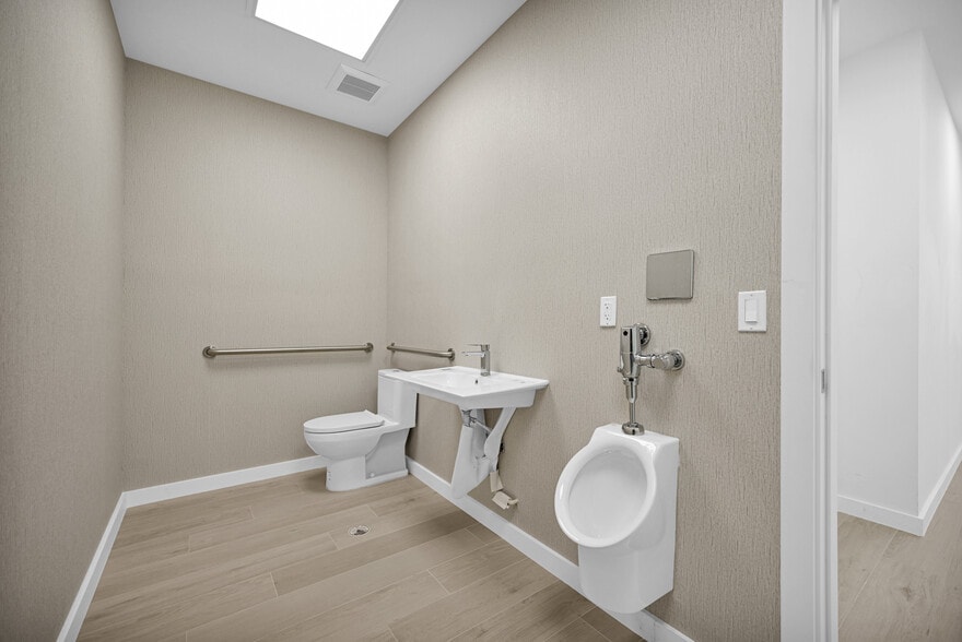 More Photos Of 210 NE 68th St, Miami Warehouse For Sale