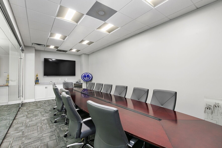 More Photos Of 220 Garden St, Yorkville Office For Sale
