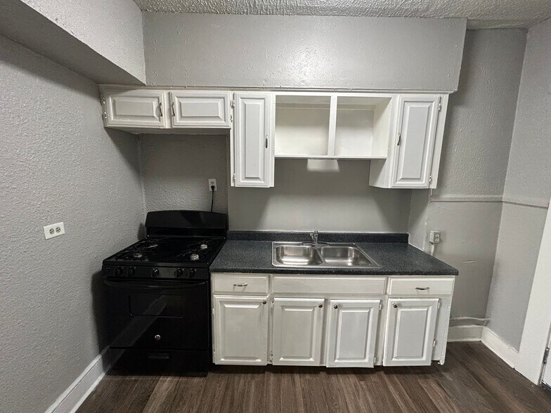 More Photos Of 1409 W Woodlawn Ave, San Antonio Apartments For Sale