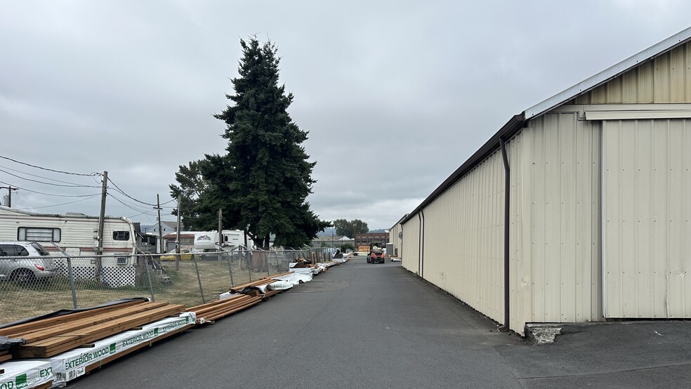 More Photos Of 642 Commerce Ave, Longview Lumberyard For Lease