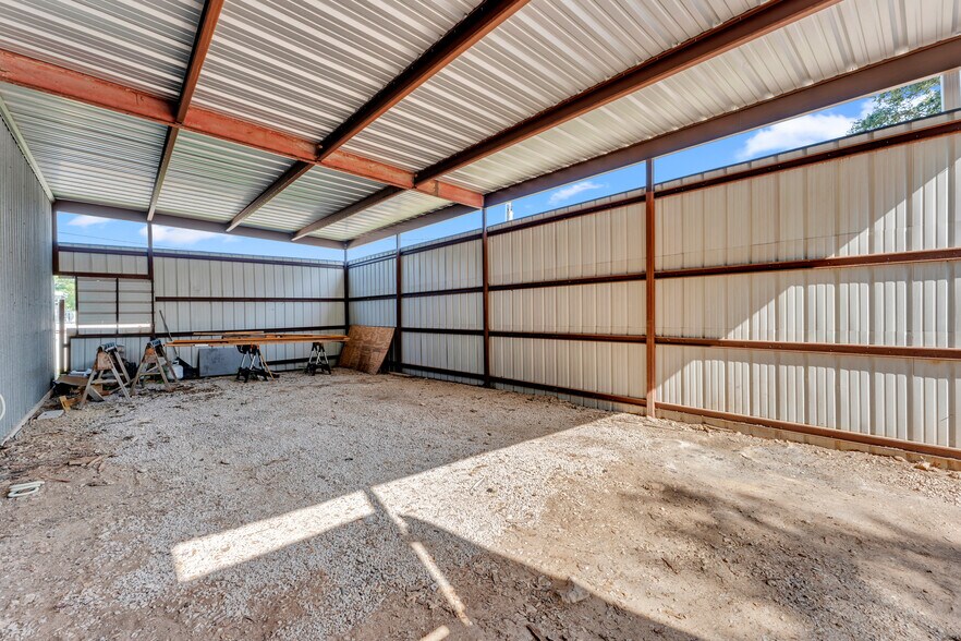 More Photos Of 201 W 9th St, Burnet Warehouse For Sale