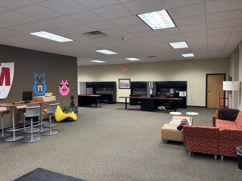 More Photos Of 302 Industrial Dr, Columbus Manufacturing For Sale