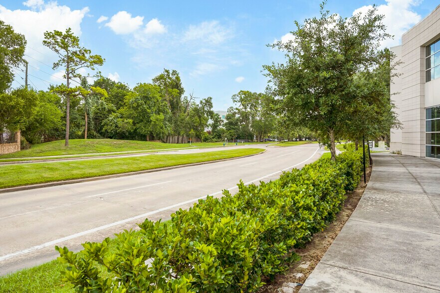 More Photos Of 1140 Enclave Pky, Houston Medical For Sale