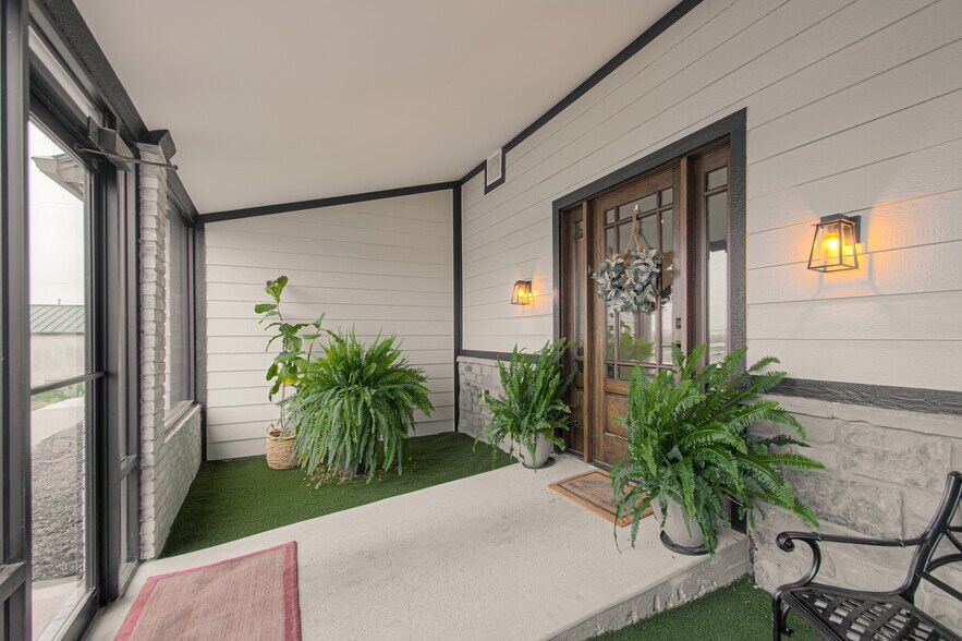 More Photos Of 1600 SW Market St, Lee's Summit Office For Sale