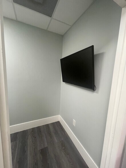 More Photos Of 519 SE 32nd Ct, Fort Lauderdale Warehouse For Lease