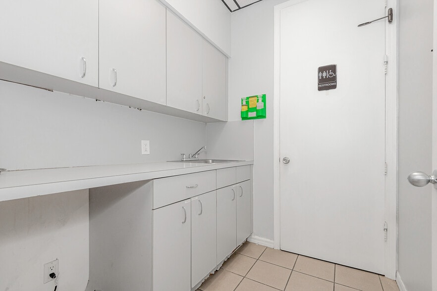 More Photos Of 3650 Coral Ridge Dr, Coral Springs Light Manufacturing For Sale