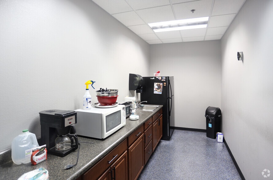 More Photos Of 1450 Commerce Pky, Franklin Manufacturing For Lease