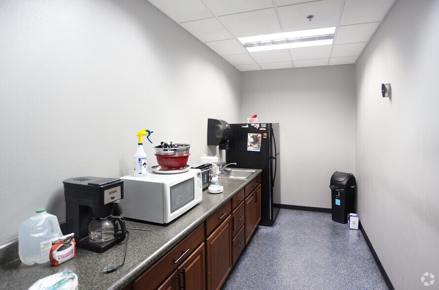More Photos Of 1450 Commerce Pky, Franklin Manufacturing For Sale