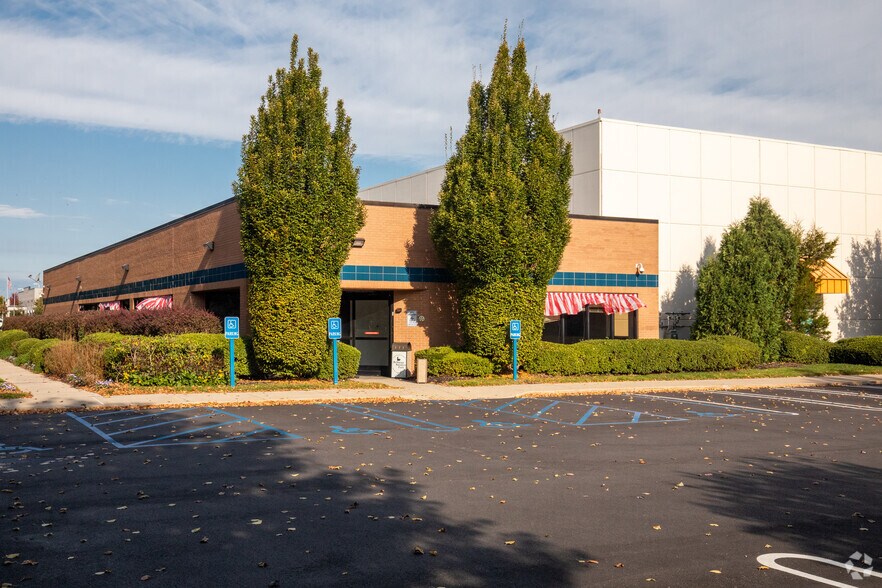 More Photos Of 201 Grumman Rd W, Bethpage Distribution For Lease