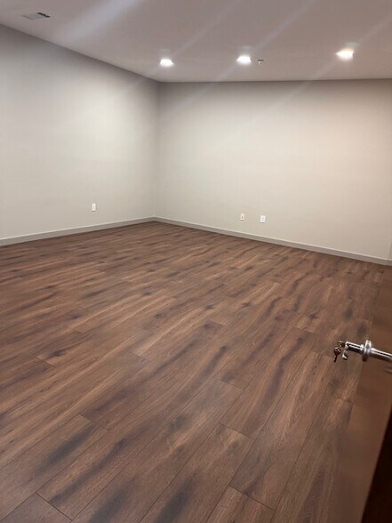 More Photos Of 690 Towne Center Blvd, Ridgeland Office For Sale