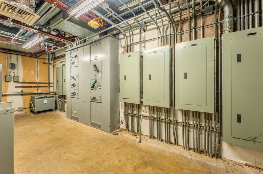 More Photos Of 2110 E Governors Cir, Houston Light Manufacturing For Sale