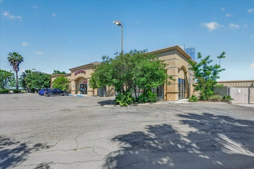More Photos Of 8339 W Elm Ave, San Joaquin General Retail For Lease