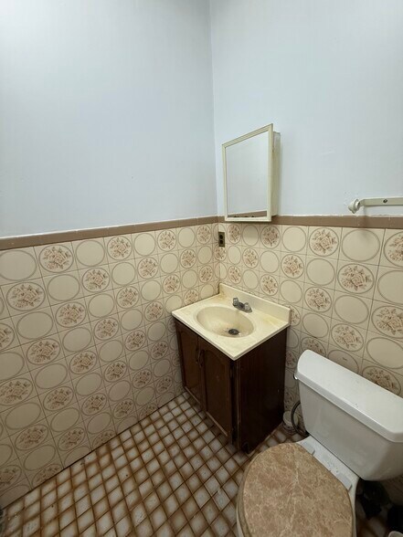 More Photos Of 64-03 Roosevelt Ave, Woodside Storefront Retail Office For Lease