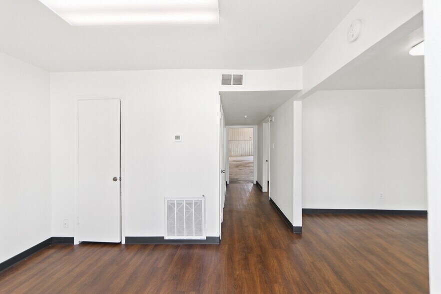 More Photos Of 6201-6205 W 34th St, Houston Warehouse For Lease