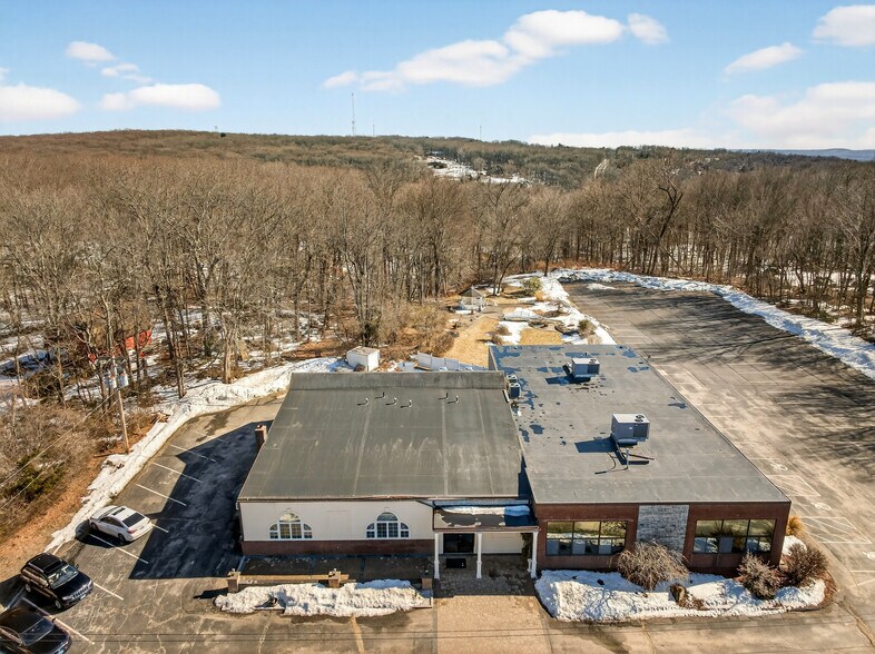 More Photos Of 1146 Spindle Hill Rd, Wolcott Freestanding For Sale