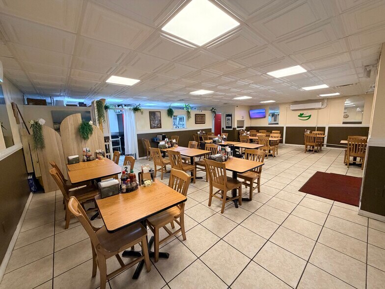 More Photos Of 8147 Navarre Pky, Navarre Flex For Sale