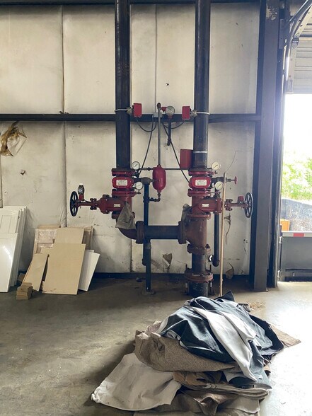 More Photos Of 130 N College St, Pontotoc Warehouse For Lease