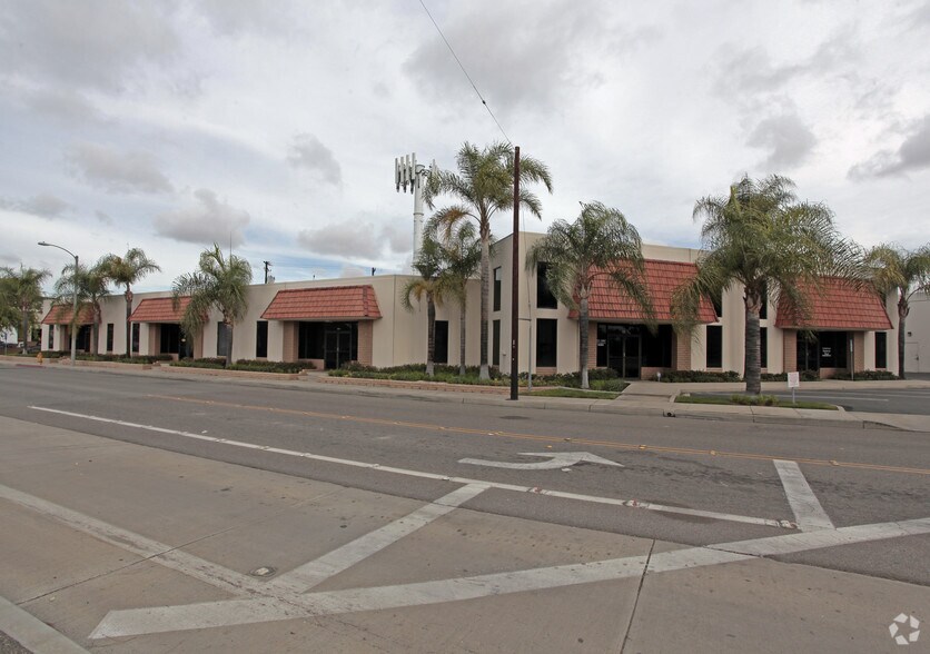 More Photos Of 2881-2895 E La Palma Ave, Anaheim Warehouse For Lease